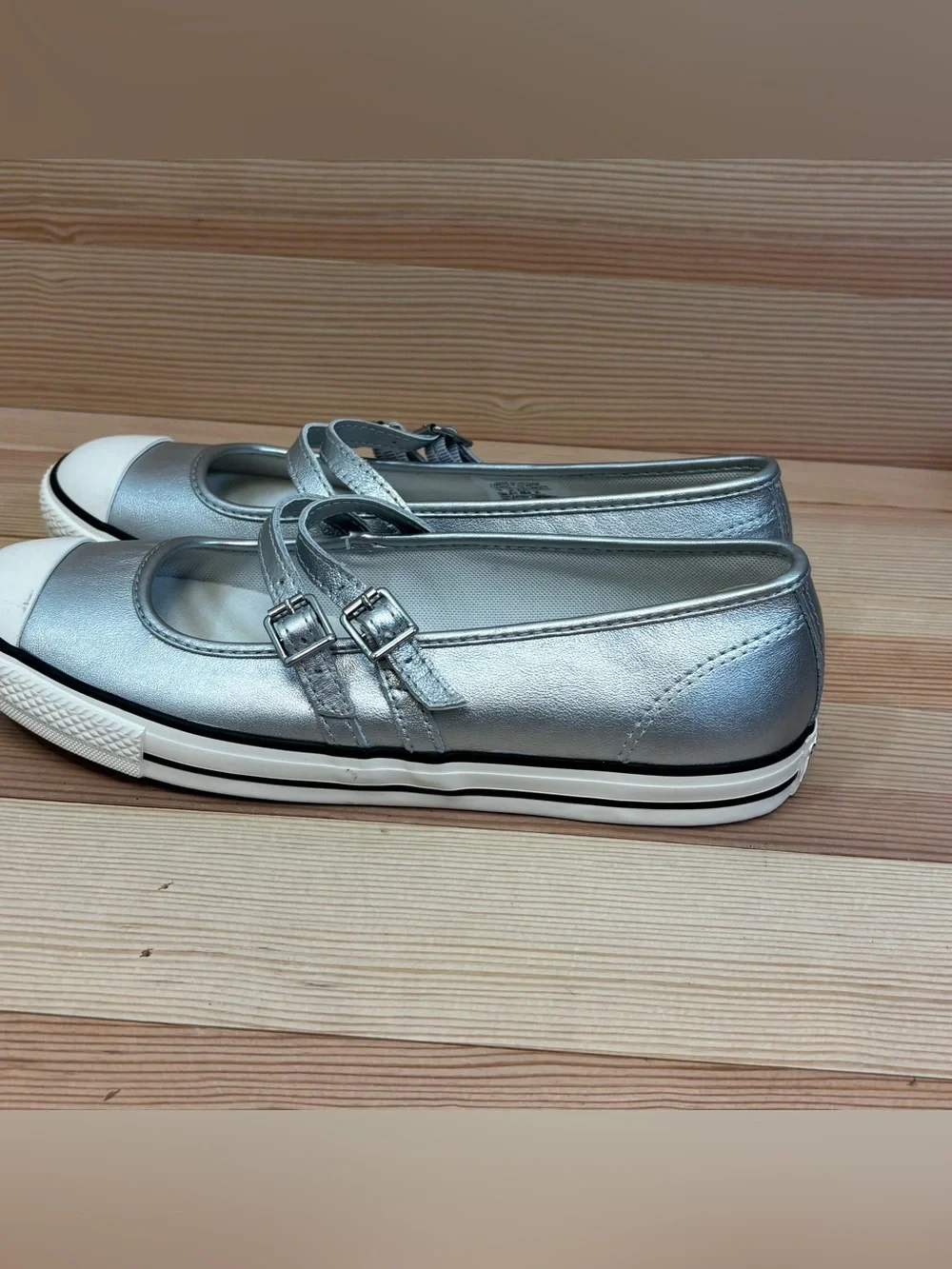 Converse Dainty Mary Jane OX Woman’s Sz 9 Slip On Shoe Silver Leather  A12201C